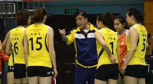 边给他出谋 边给他出谋